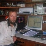 Это я за своим рабочим столом в горнице